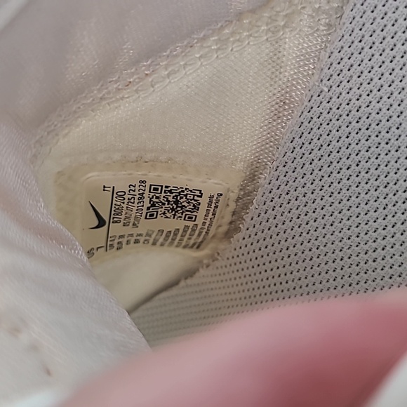 Nike AIR Knit White and Cream Sneakers with Minimalist Design - Picture 3 of 6